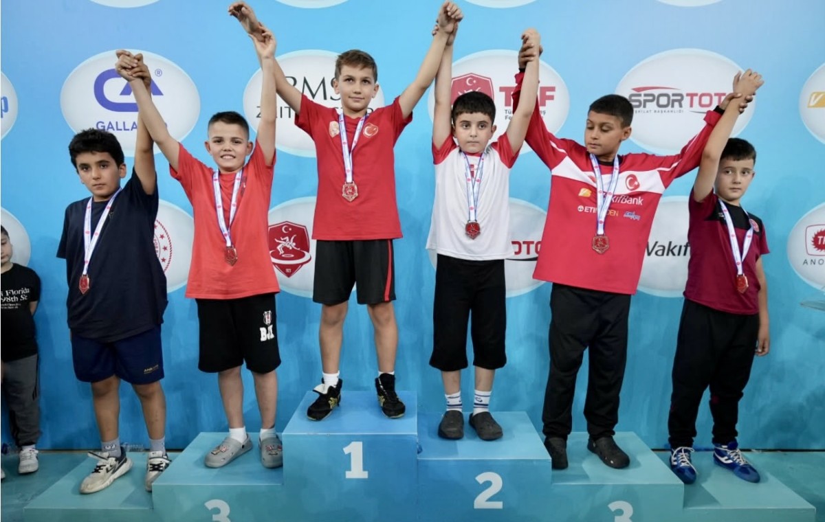 ALİAĞALI GÜREŞÇİLERDEN İKİ TÜRKİYE DERECESİ BİRDEN
