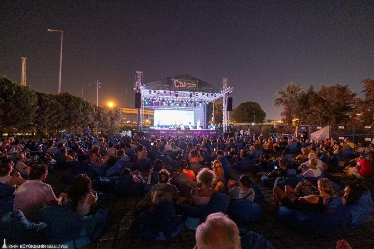 Çim Konserleri İzmirlileri müzikle buluşturmaya devam ediyor