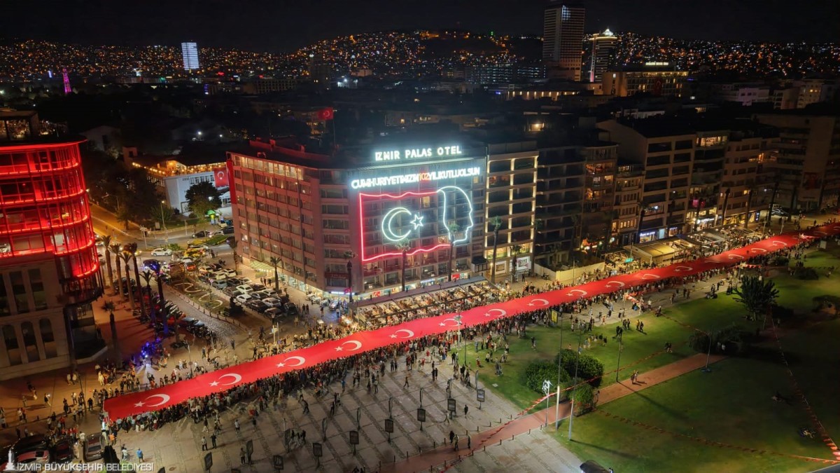 9 Eylül coşkusu fener alayıyla son buldu