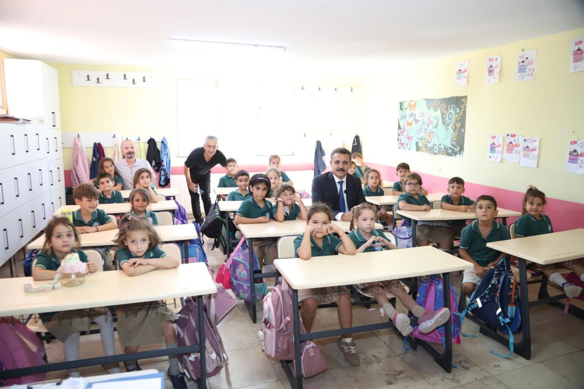 DİKİLİ’DE 453 ÖĞRENCİYE EĞİTİM SETİ DESTEĞİ
