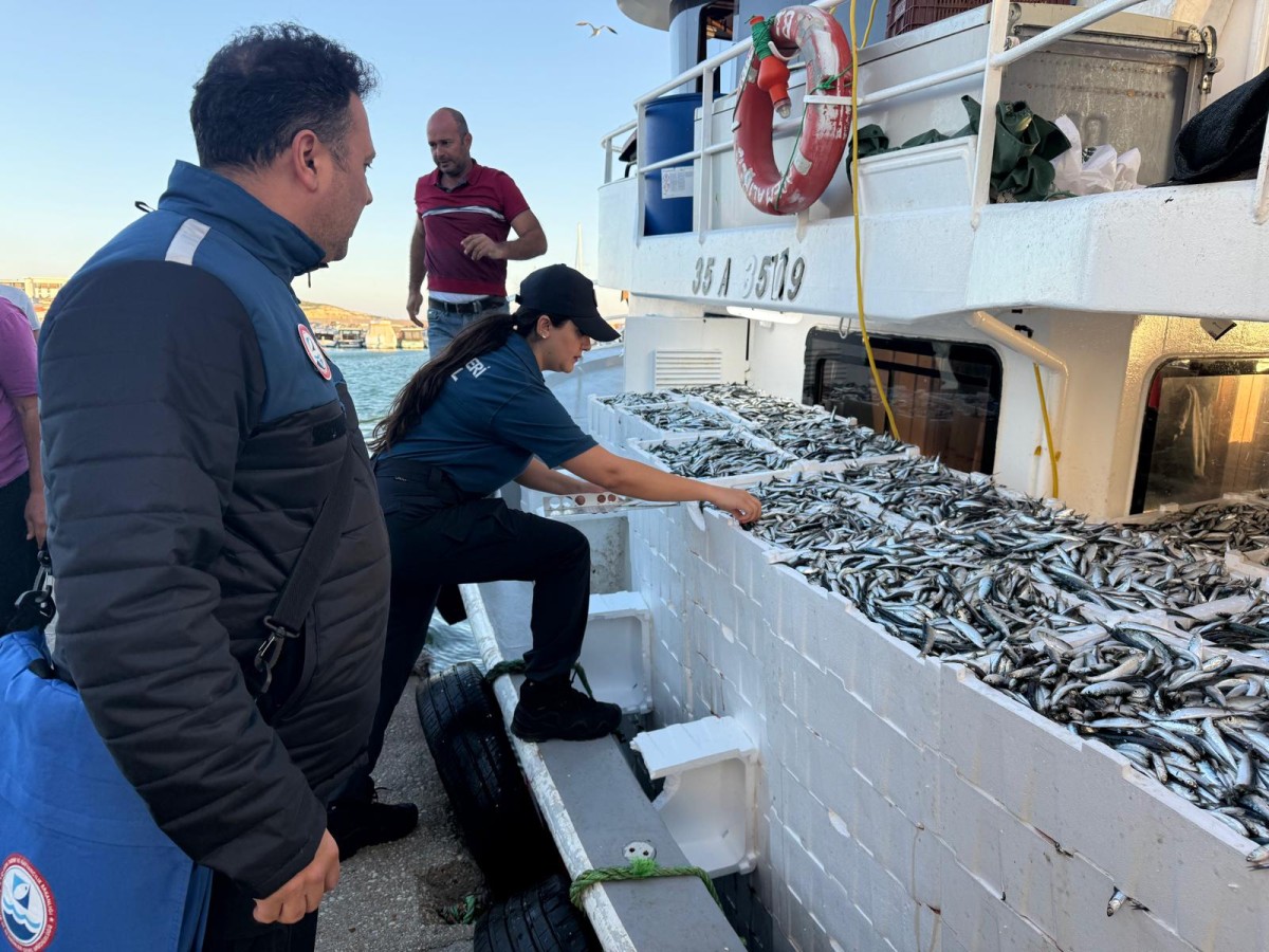 İZMİR’DE SU ÜRÜNLERİ DENETİMLERİ 7/24 SÜRÜYOR
